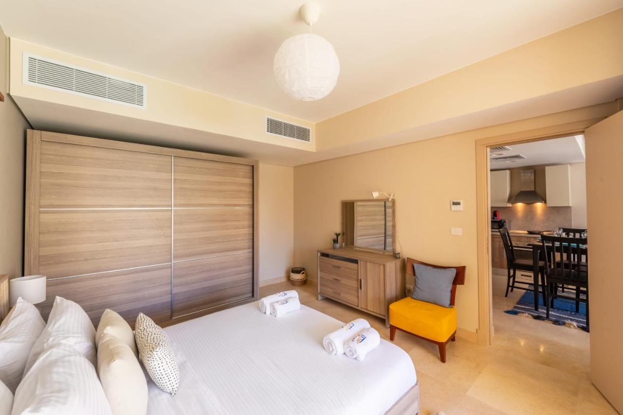 Jazzy 1bdr W Outdoor Pool View Terrace Free Pool & Access Apartament