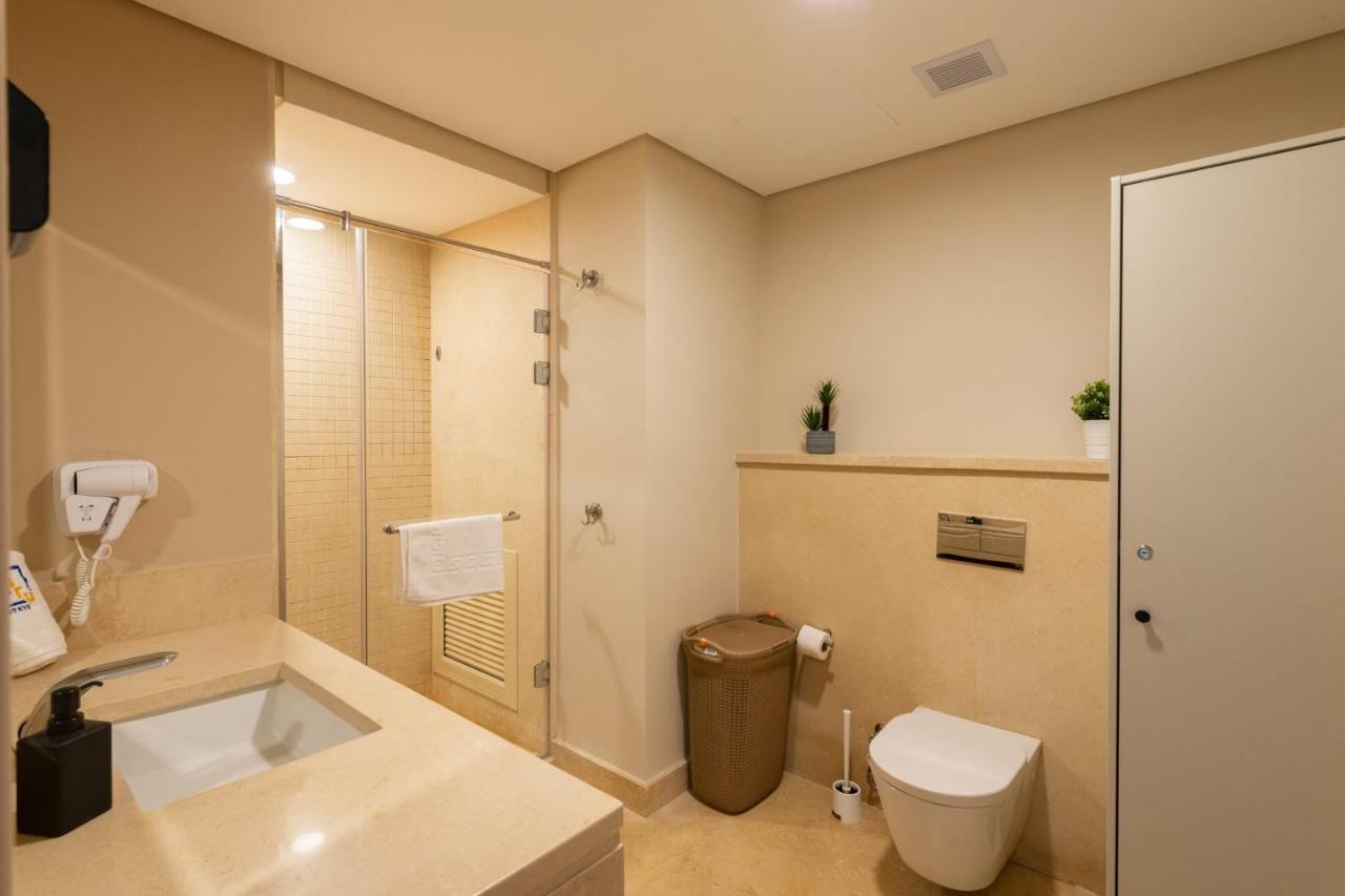 Jazzy 1bdr W Outdoor Pool View Terrace Free Pool & Access Apartament